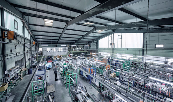 Produktionsanlage mit Kunststoff-Extrudern für die Profilfertigung