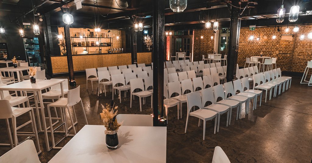 Setup für Marken-Event mit Stehtischen und Reihenbestuhlung