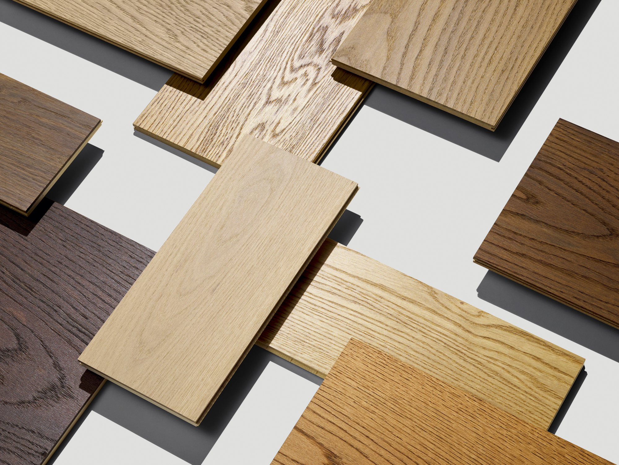 Musterbretter verschiedener Holztönungen