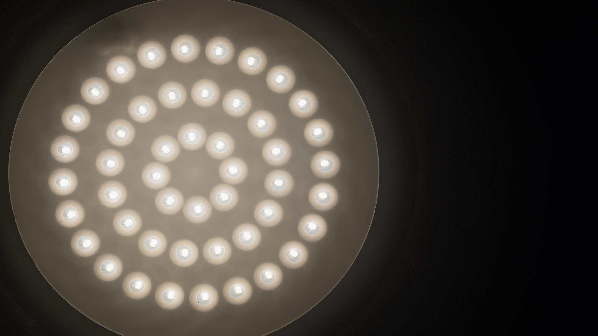 Ligero Pauta – flache LED-Decken-/Pendelleuchte (1200/1600 mm)