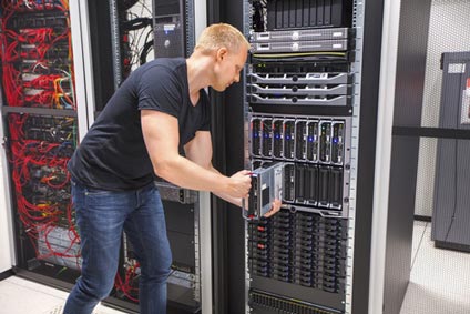 Mitarbeiter im Serverraum