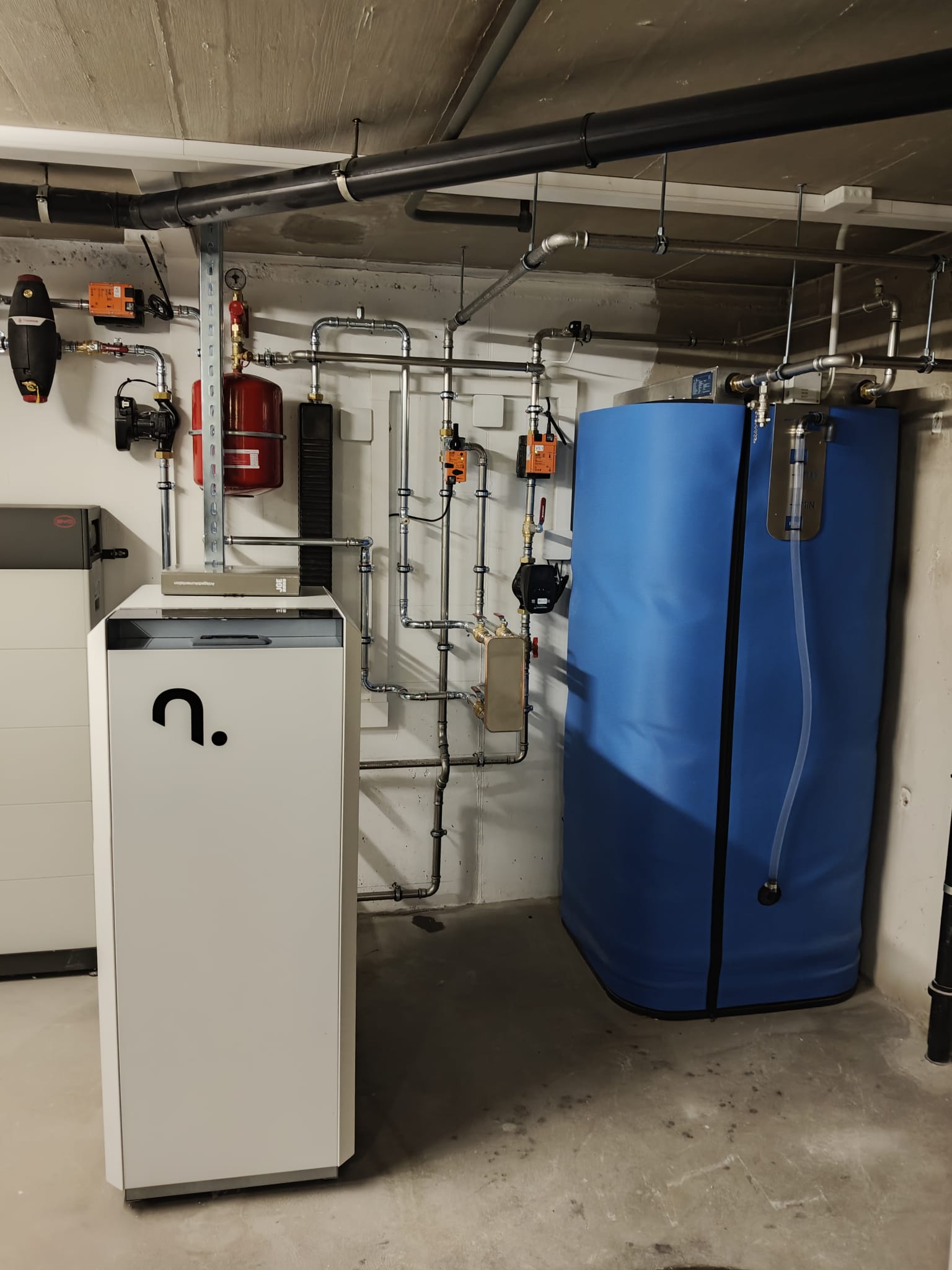 Installation of ice storage tank and heat pump in Uster ZH