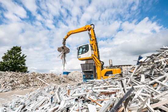 Bagger beim Entglassen von Altfenstern