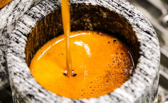 Gesteinstasse aus Calanca Gneis