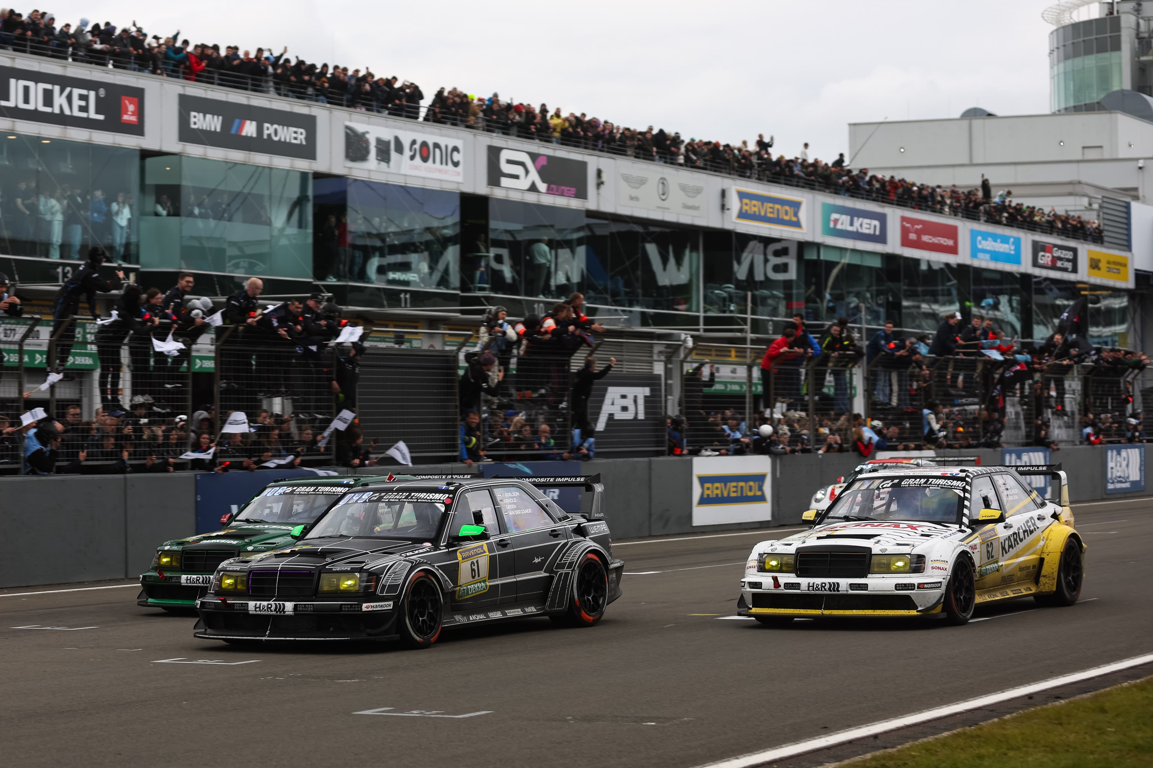 DTM-Rennwagen auf der Strecke