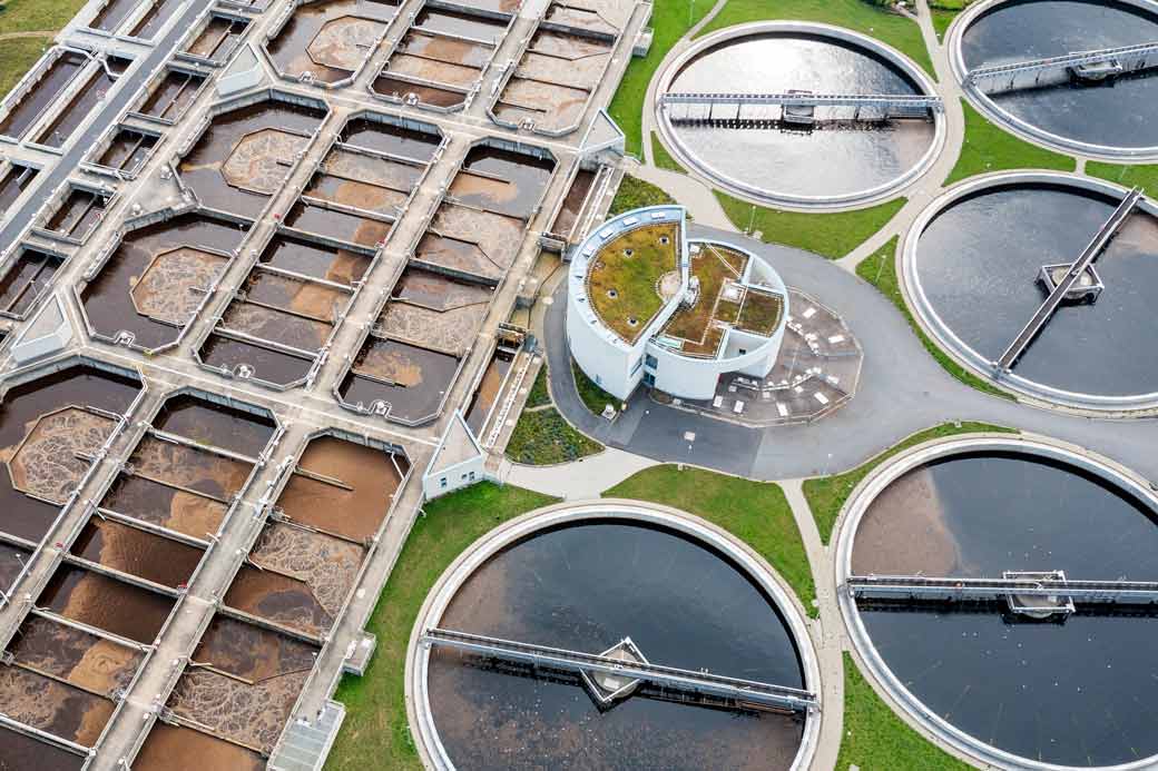 Waterproof LED luminaires for water treatment and sewage treatment plants