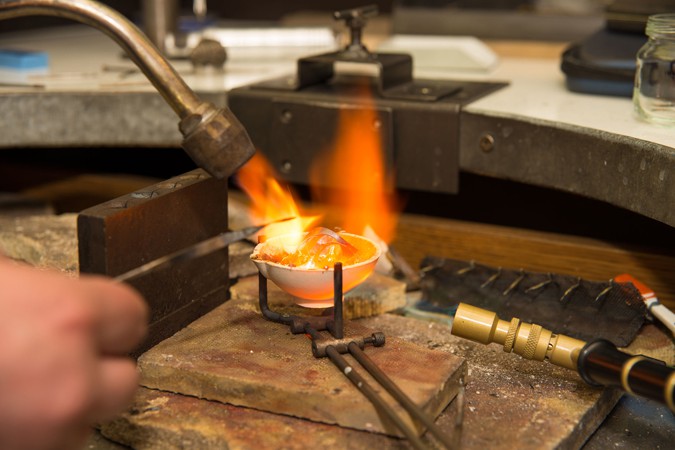 Werkstatt: Einschmelzen von Altgold als Gussvorbereitung
