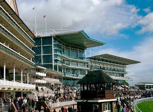 Modernisierte Aufzugssicherheit im York Racecourse