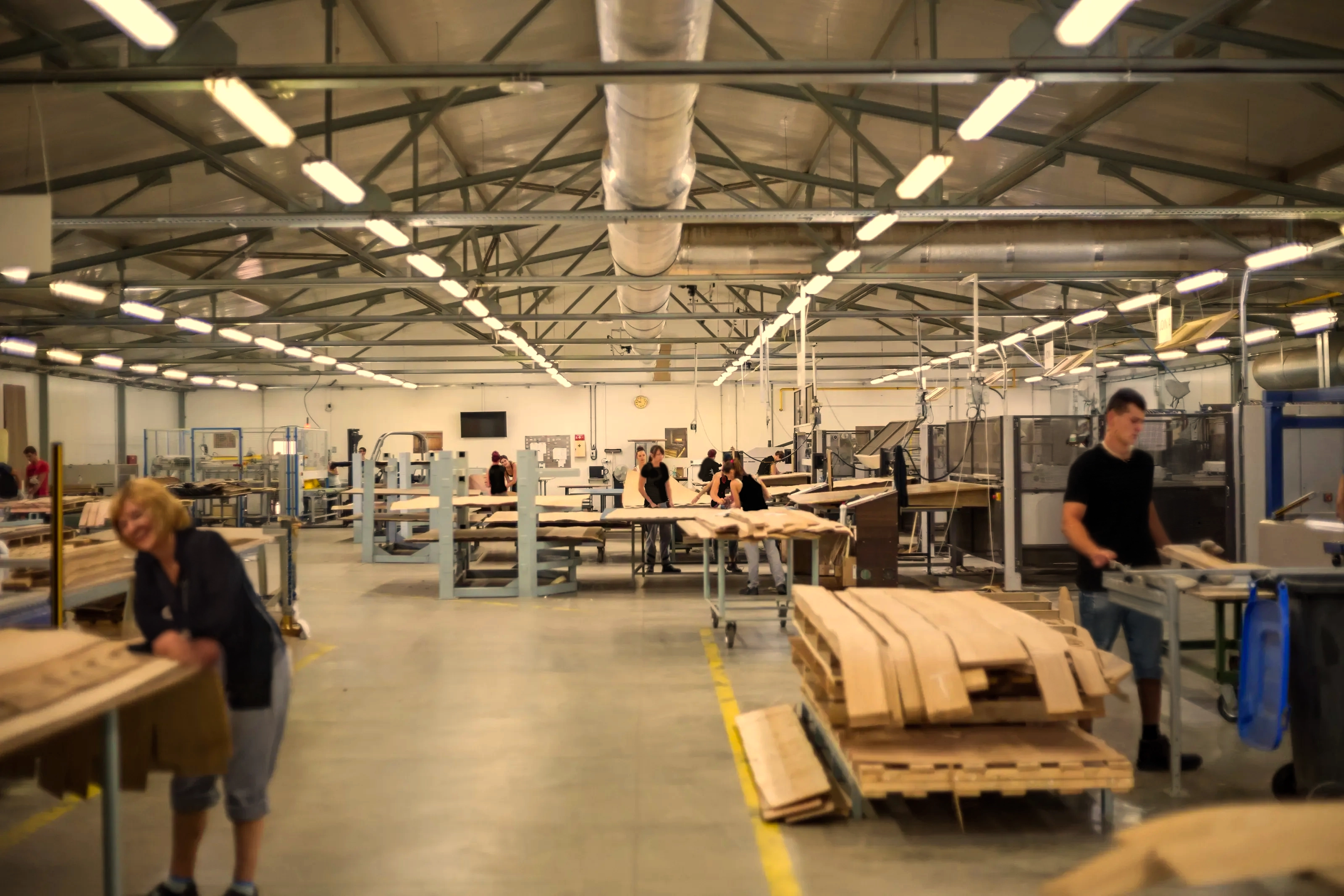 Manufacturing of veneered materials