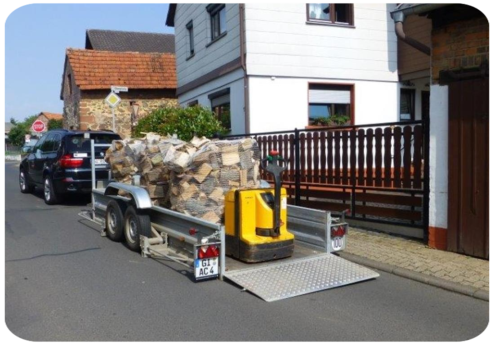 Anlieferung von Stammholz per LKW mit Holzladekran