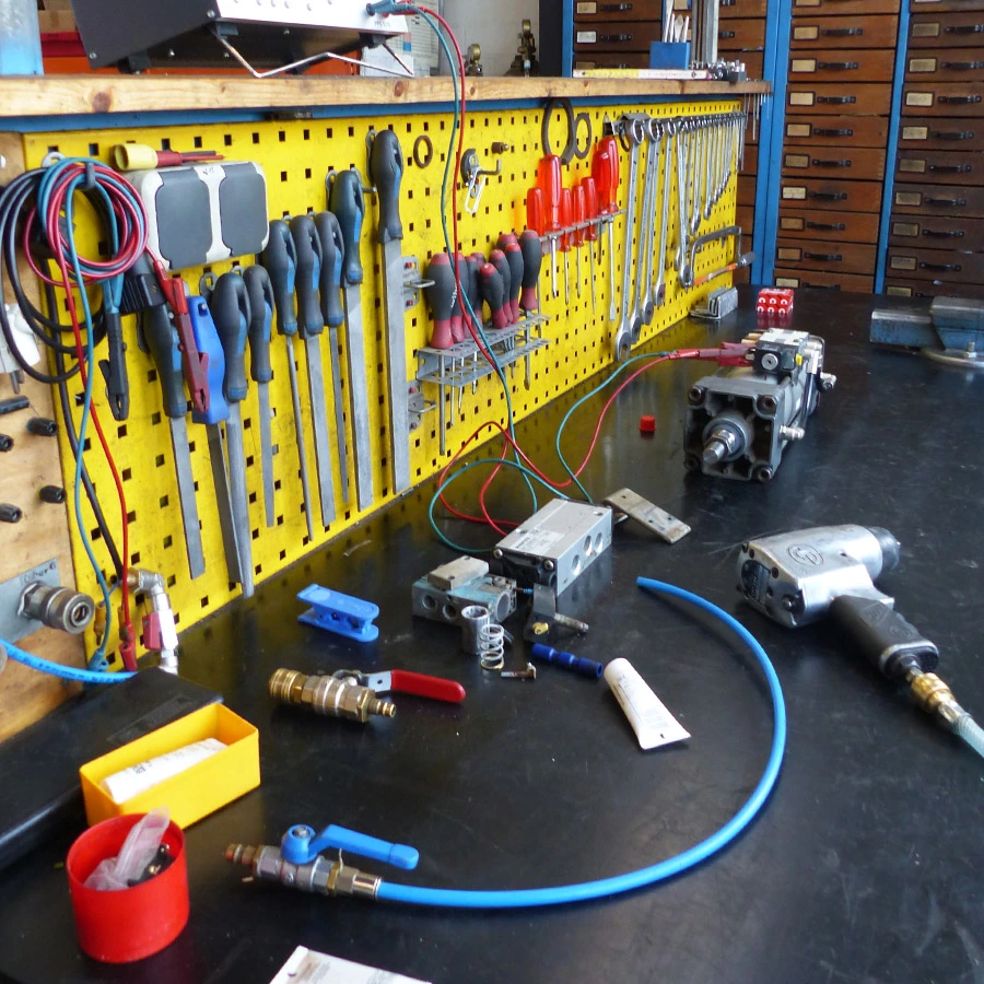 Arbeitsplatz für Reparaturen hydraulischer und pneumatischer Komponenten