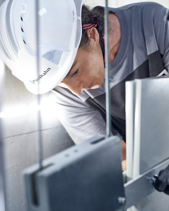Haushahn Servicetechniker bei der Wartung