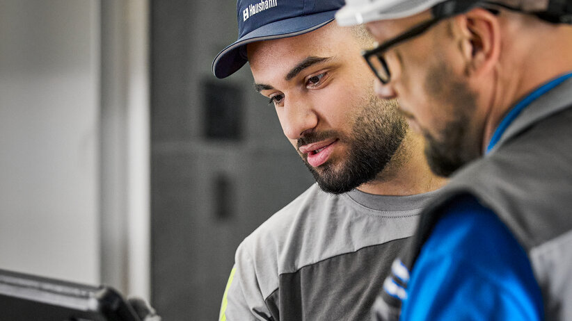 Techniker mit Tablet für digitale Services