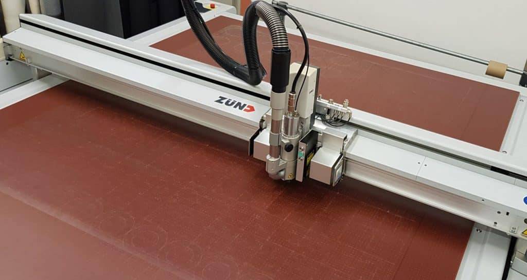 Schneideplotter beim Zuschnitt von Plattenmaterial