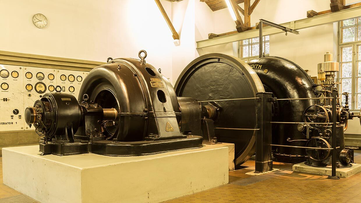 Historische Turbine und Schalttafel