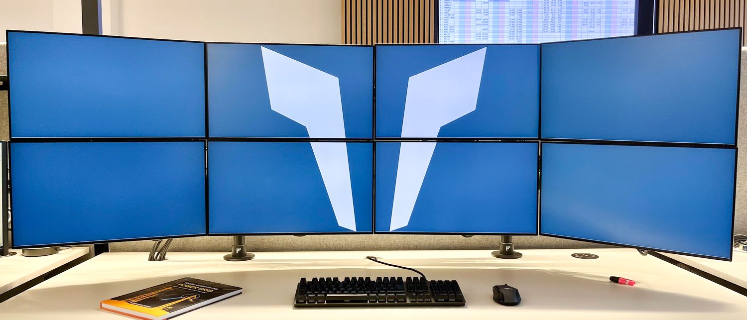 Trading-Arbeitsplatz mit 8 Monitoren