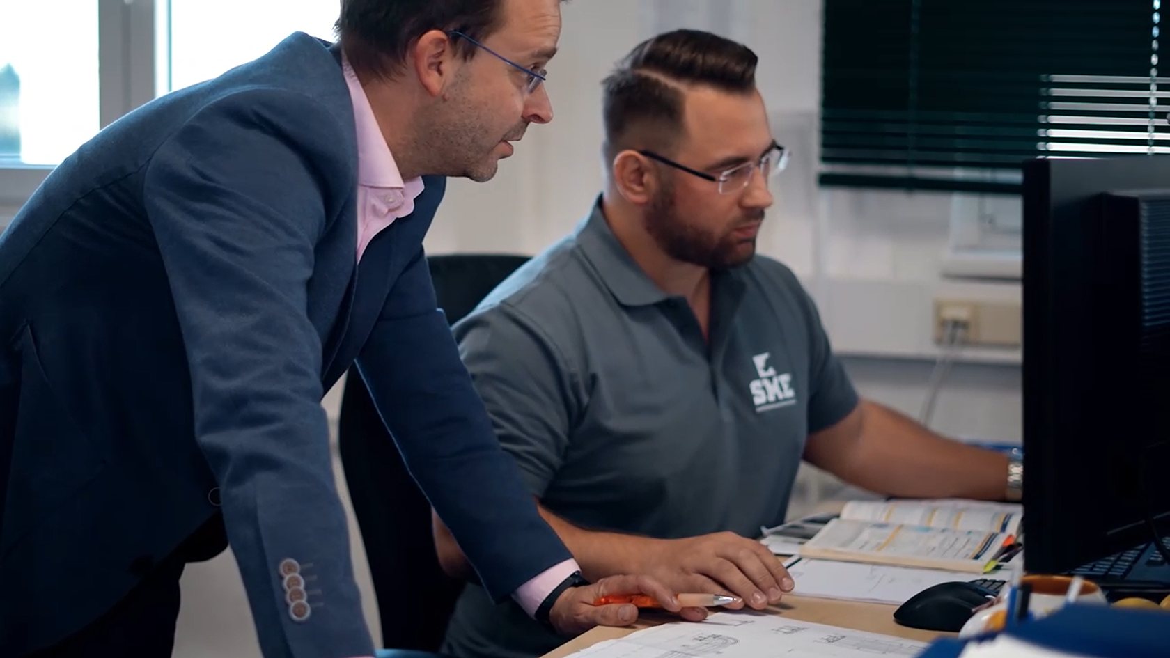 Konstruktionsteam am Arbeitsplatz