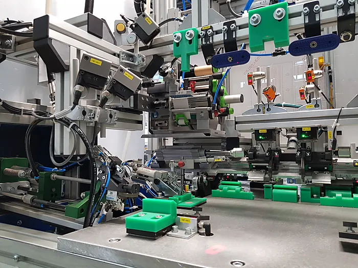 Automatisierte Montagezelle mit Sensorik