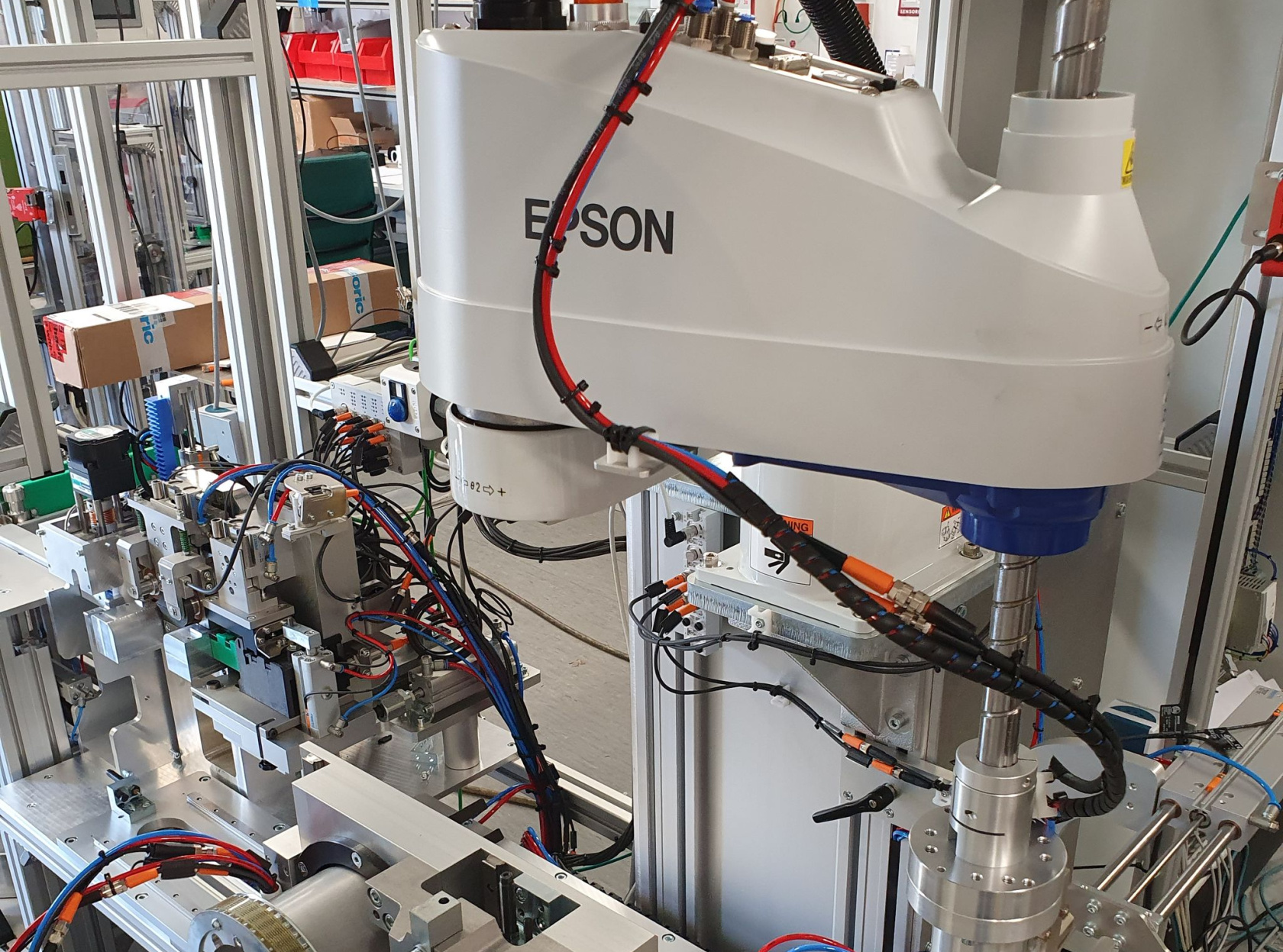 Epson-SCARA-Roboter mit Greifwerkzeug in Fertigungsanlage