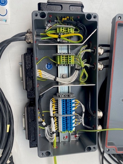 Offene Anschlussbox mit Klemmen