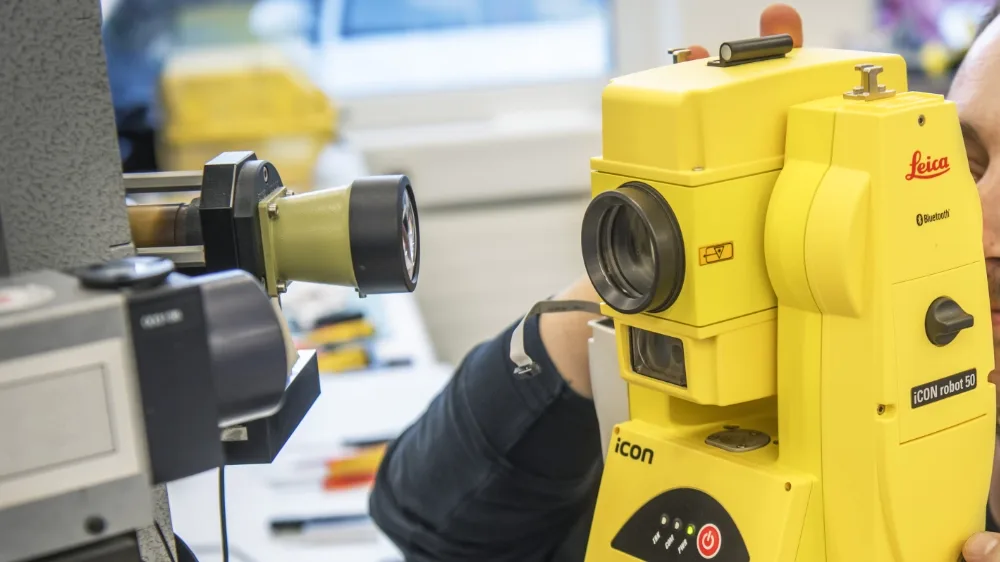 Servicetechniker bei der Reparatur eines Vermessungsgeräts