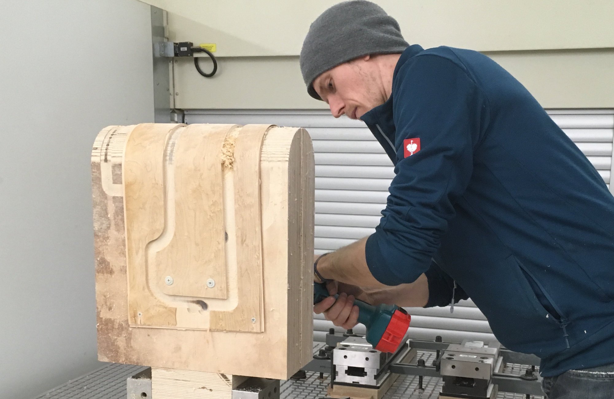 Analogue kitchen machine with hand-crank drive