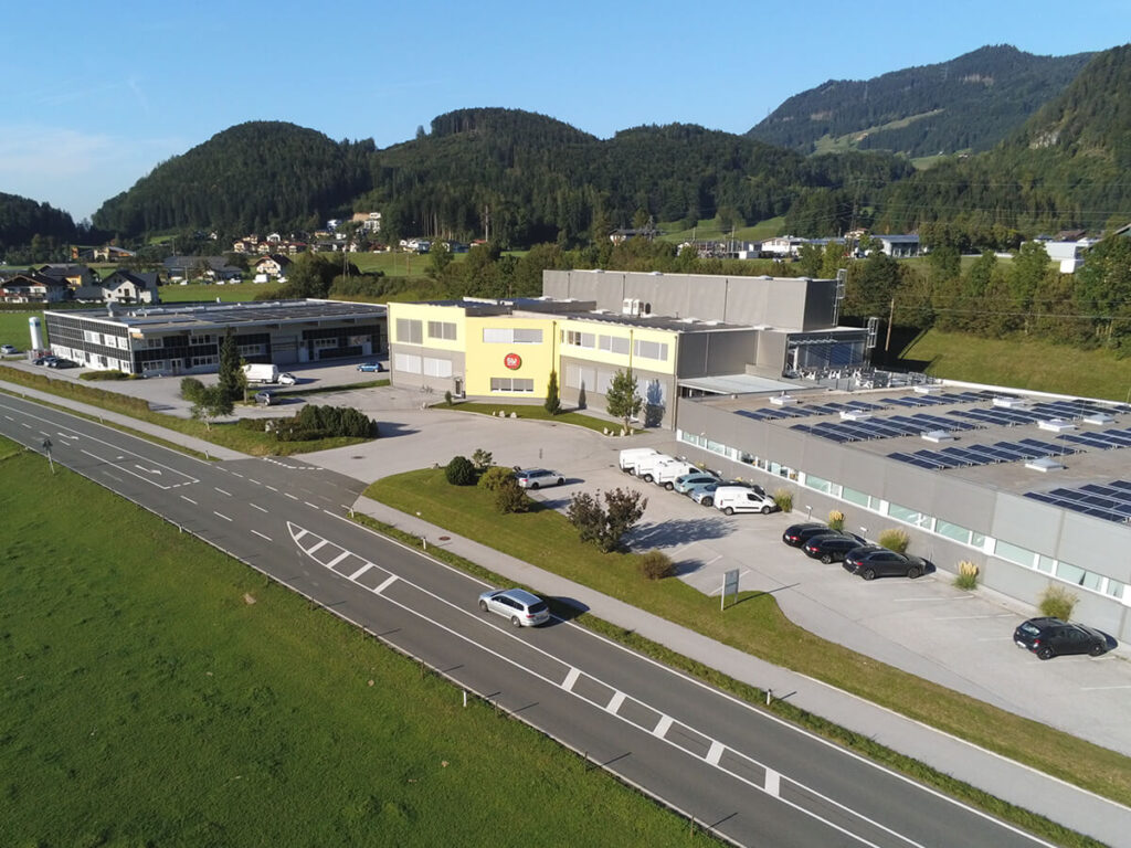 Luftbildaufnahme des Firmengeländes im Salzburger Land