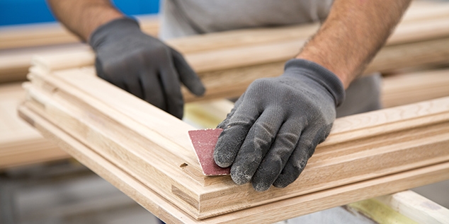 Schleifen eines Fensterrahmens in der Werkstatt