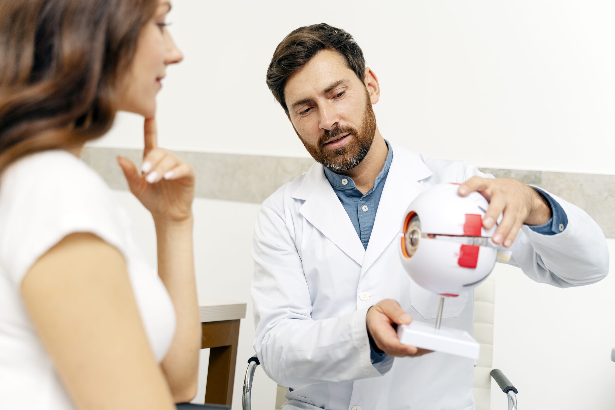 Anwendungsschulung mit Augendiagnostik-Modell