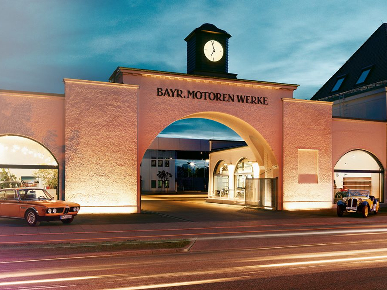 Historisches Werkstor mit der Aufschrift „Bayr. Motoren Werke“