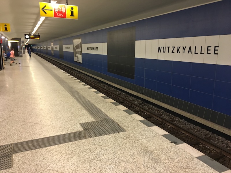 Bahnsteig mit taktilem Leitsystem aus Naturstein