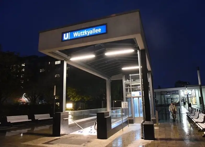 U-Bahnhof Wutzkyallee – Treppenanlage