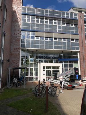 Raffstoren an einer Klinikfassade