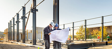 Baustelle mit Stahlträgern – Bauausführung