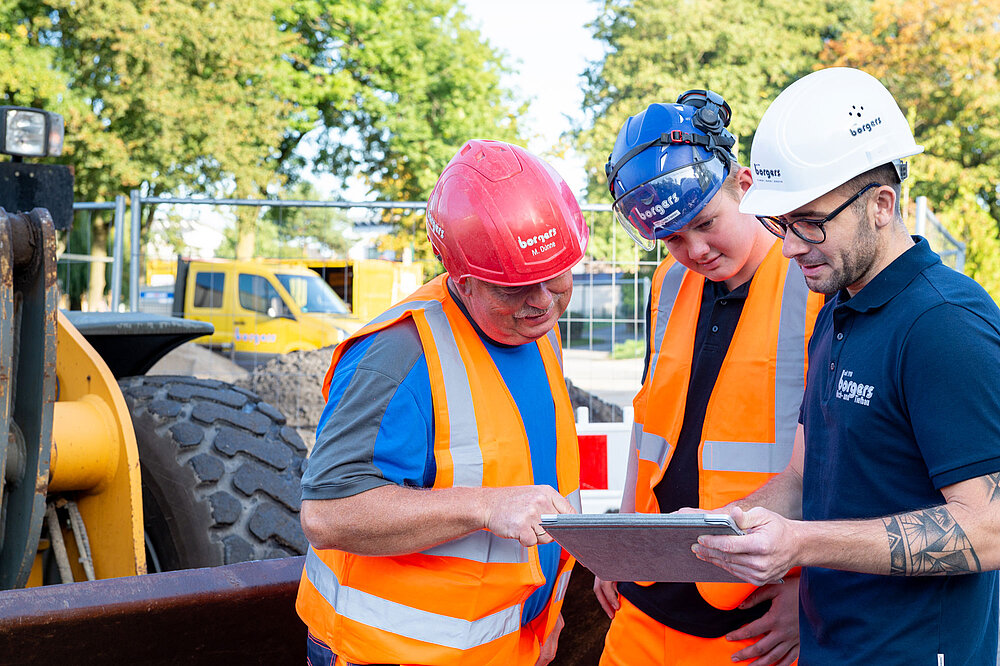 Bauleitung mit Bauplänen auf dem Tablet