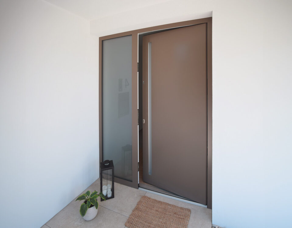 Einbau einer Aluminium-Haustüre in RAL 7006 mit fixem Seitenteil