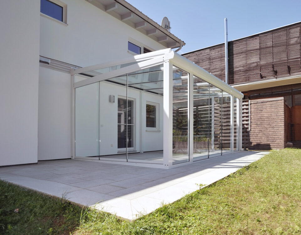 Terrassenüberdachung aus Aluminium-Profilen und Glas