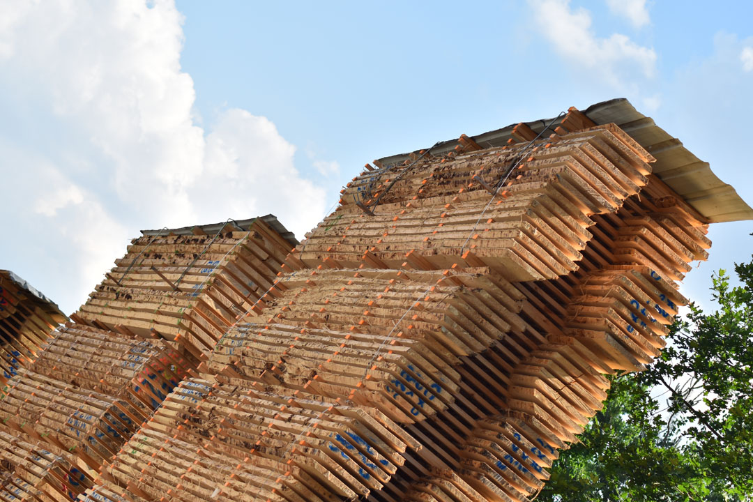 Packaging squared timber with IPPC treatment