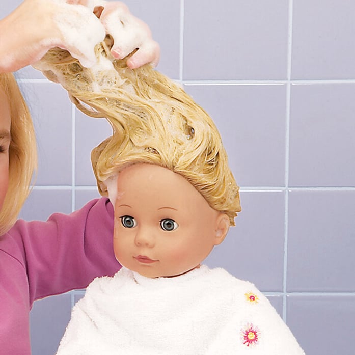 Puppenpflege: Haare waschen