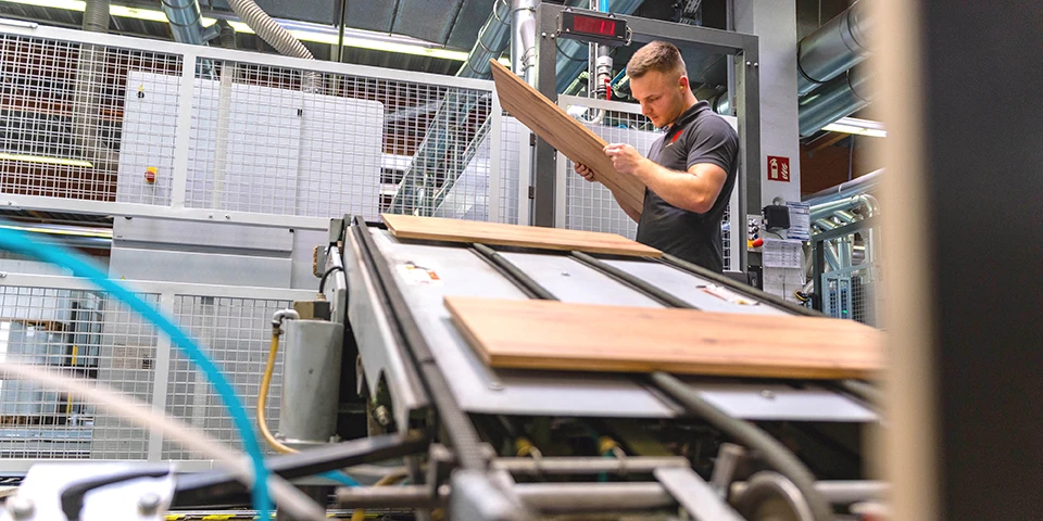 Mitarbeiter in der Produktion, Bekantung