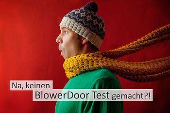 BlowerDoor Messung mit Messgebläse und Blende im Türblatt