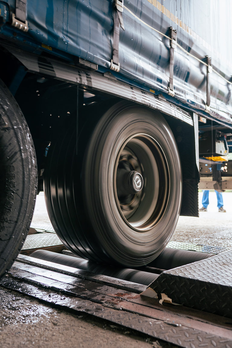 Work on a commercial vehicle trailer