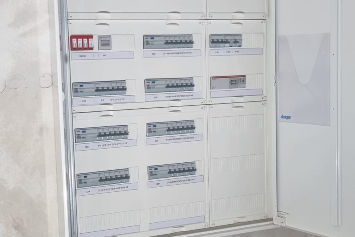 Elektroinstallation im Verteilerkasten