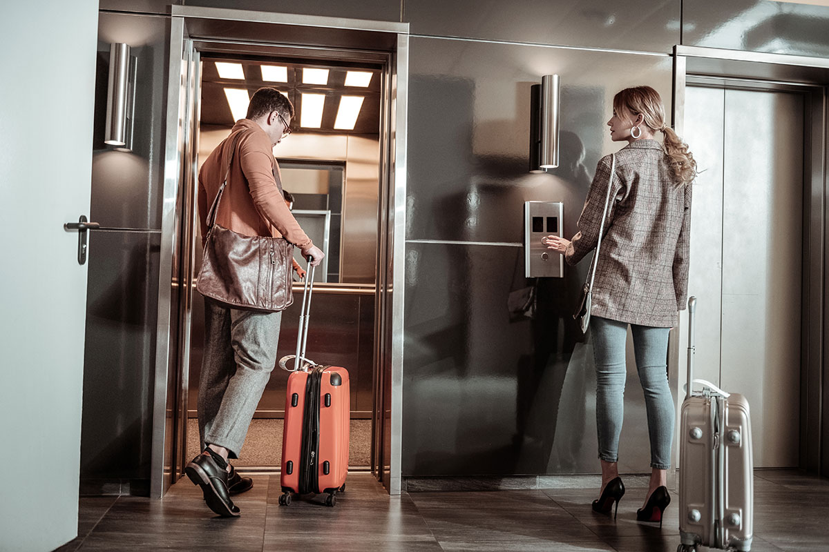Sicher in jede Etage – Menschen im Aufzug