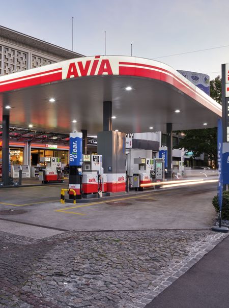 AVIA-Tankstelle im Gellertquartier in Basel mit Shop