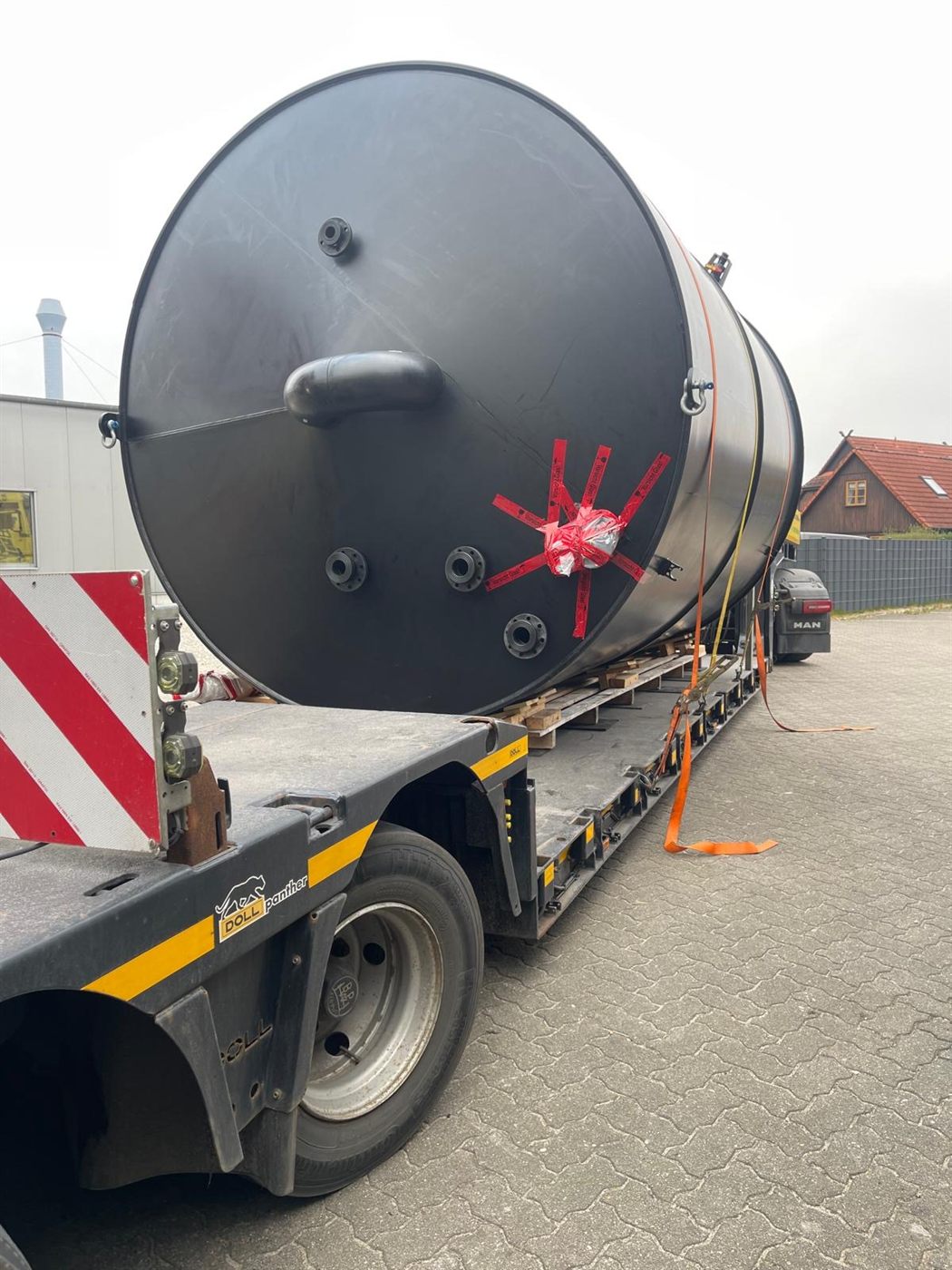Großtank im Schwertransport