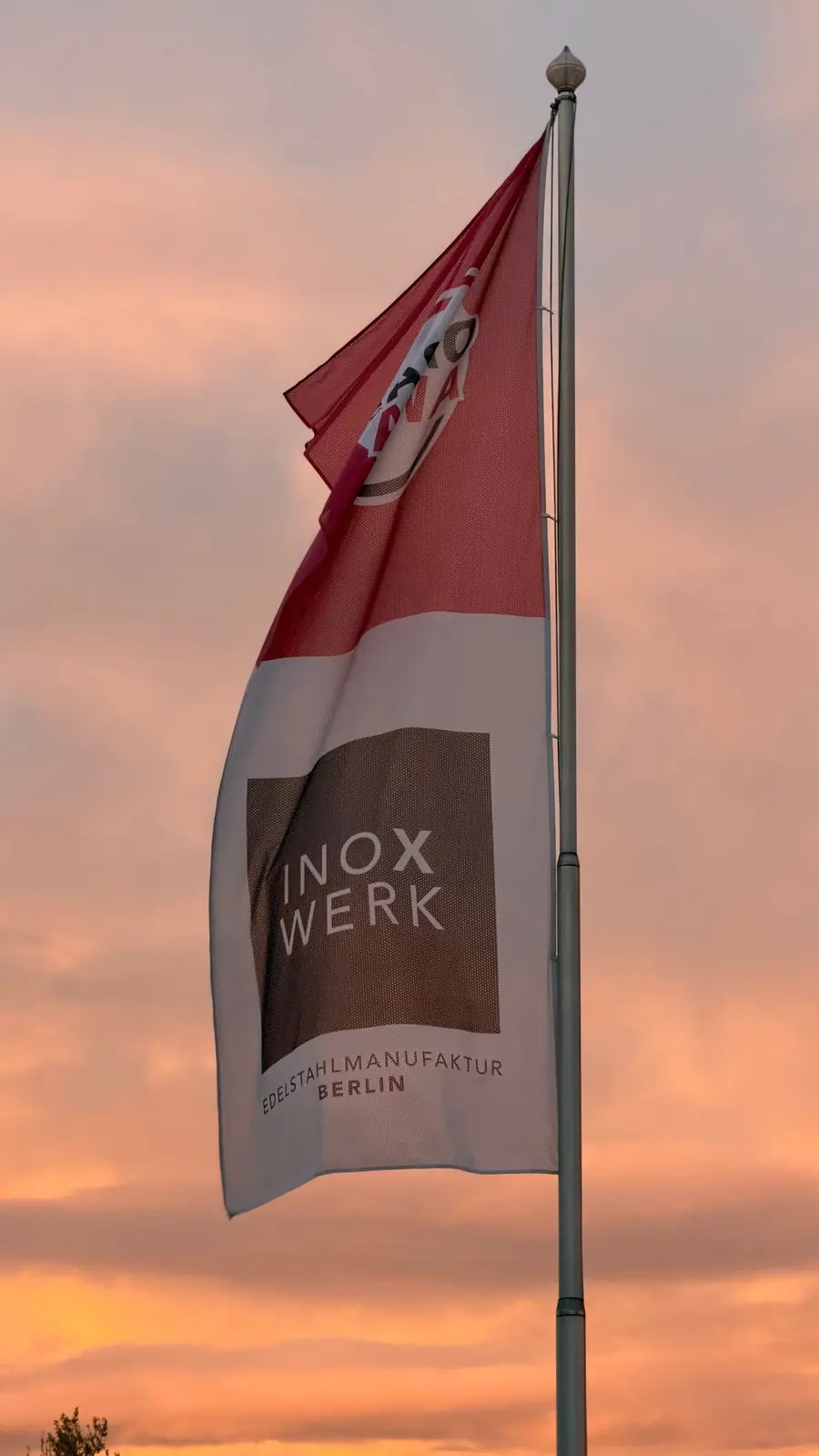 INOXWERK-Fahne vor dem Firmengebäude in Berlin
