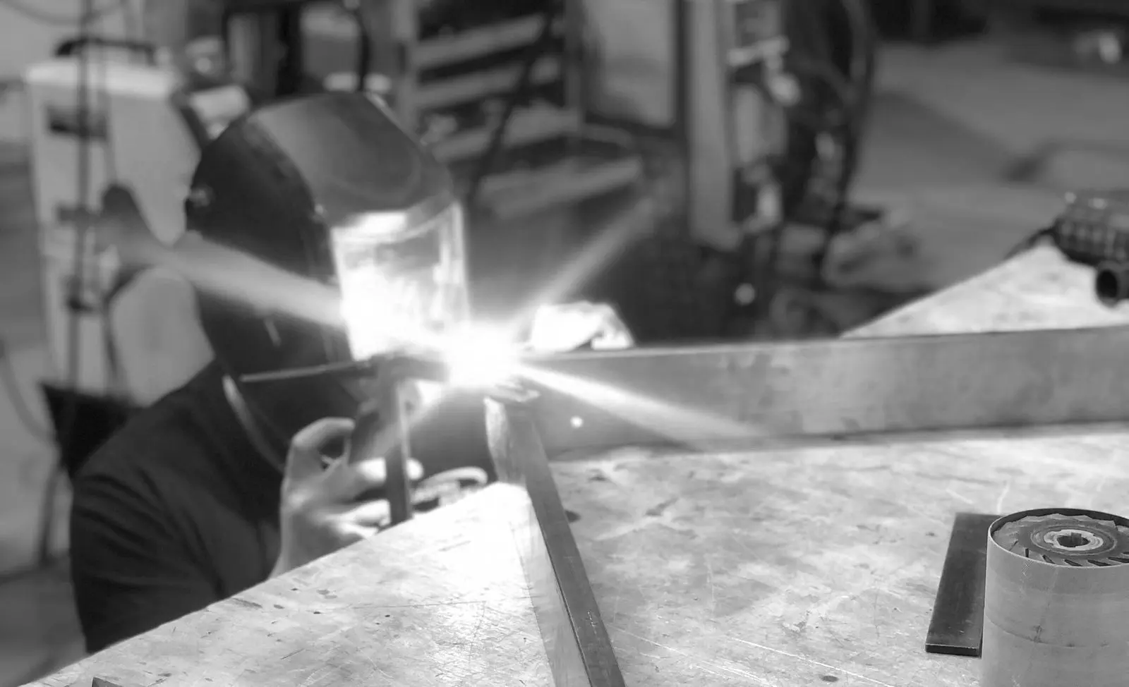 Edelstahl-Schweißarbeit in der Werkstatt