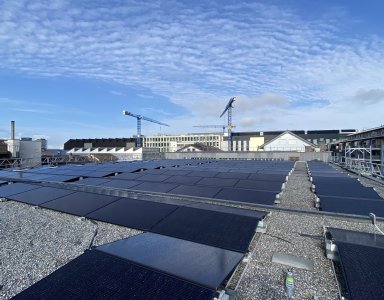 412 Solarpanels auf dem Firmendach