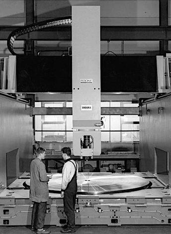 Erste CNC-Portalfräsmaschine ENDURA® (1987)